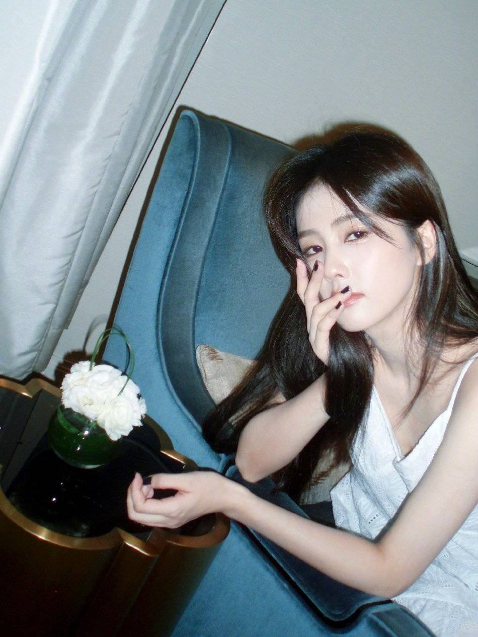 白鹿穿白色吊带裙又纯又欲！曼妙身材美爆了-8