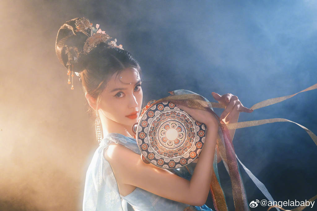 杨颖新潮无框超出片上热搜!从嫩模到影视天后性感撩人-8 杨颖新潮无框超出片上热搜!从嫩模到影视天后性感撩人