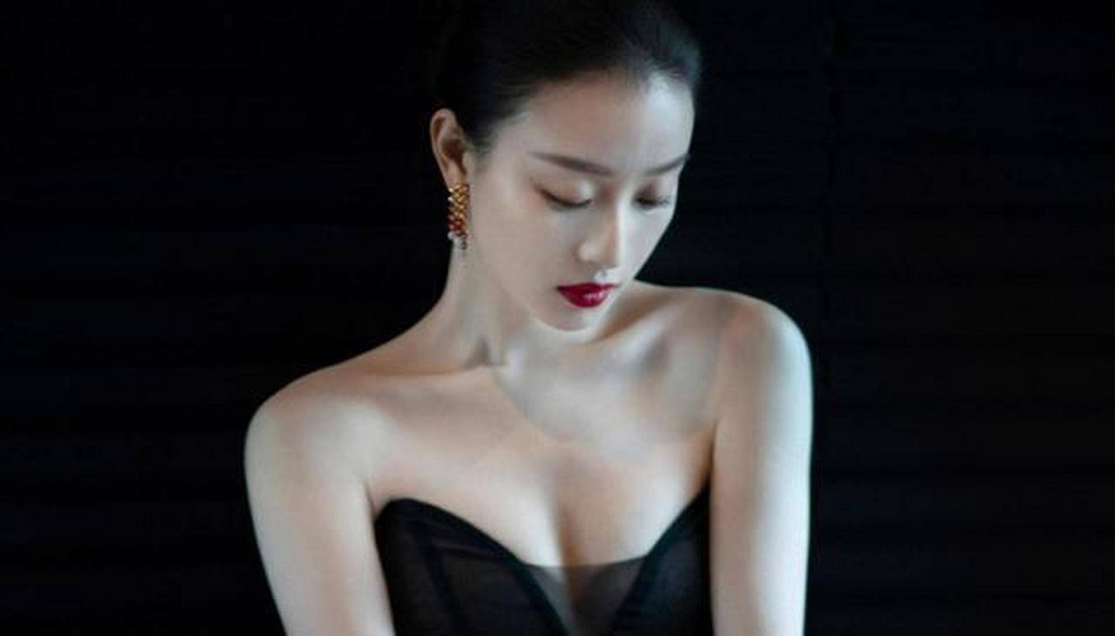 倪妮各类造型惊艳大秀事业线!谋女郎魔鬼身材性感火辣-8 倪妮各类造型惊艳大秀事业线!谋女郎魔鬼身材性感火辣