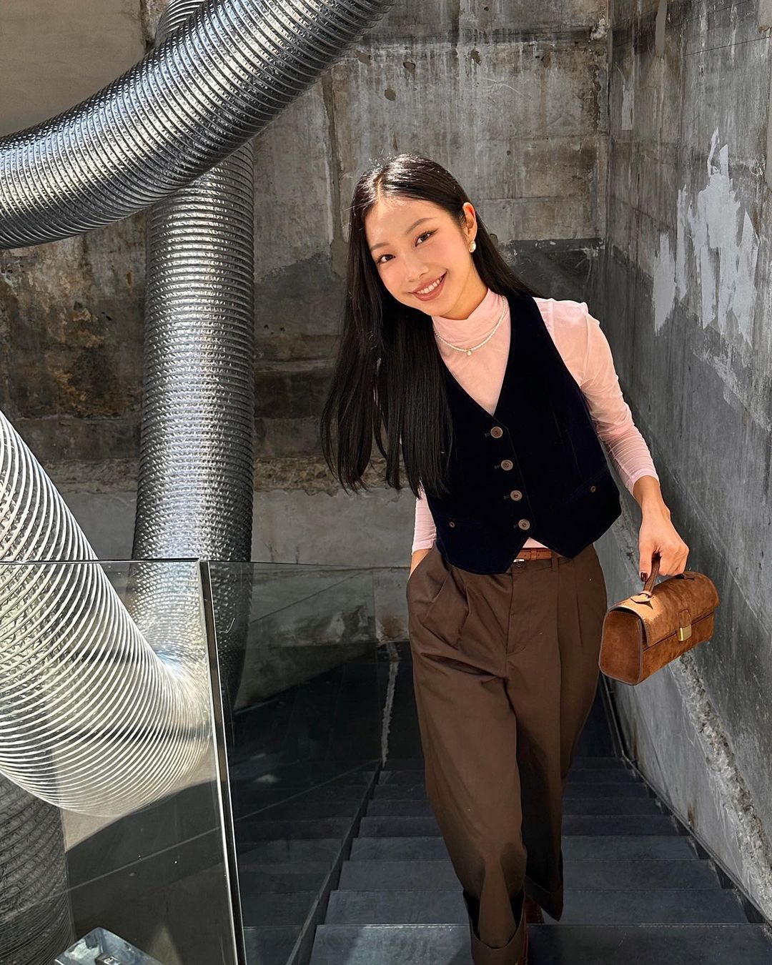 又到了最适合穿衣打扮的天气!来学习韩国女生的文艺早秋穿搭