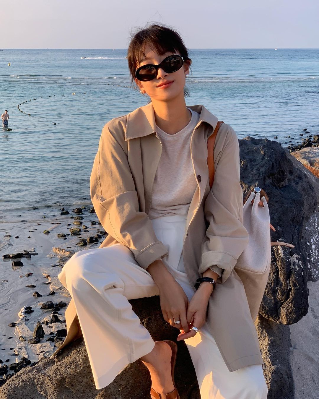 又到了最适合穿衣打扮的天气!来学习韩国女生的文艺早秋穿搭