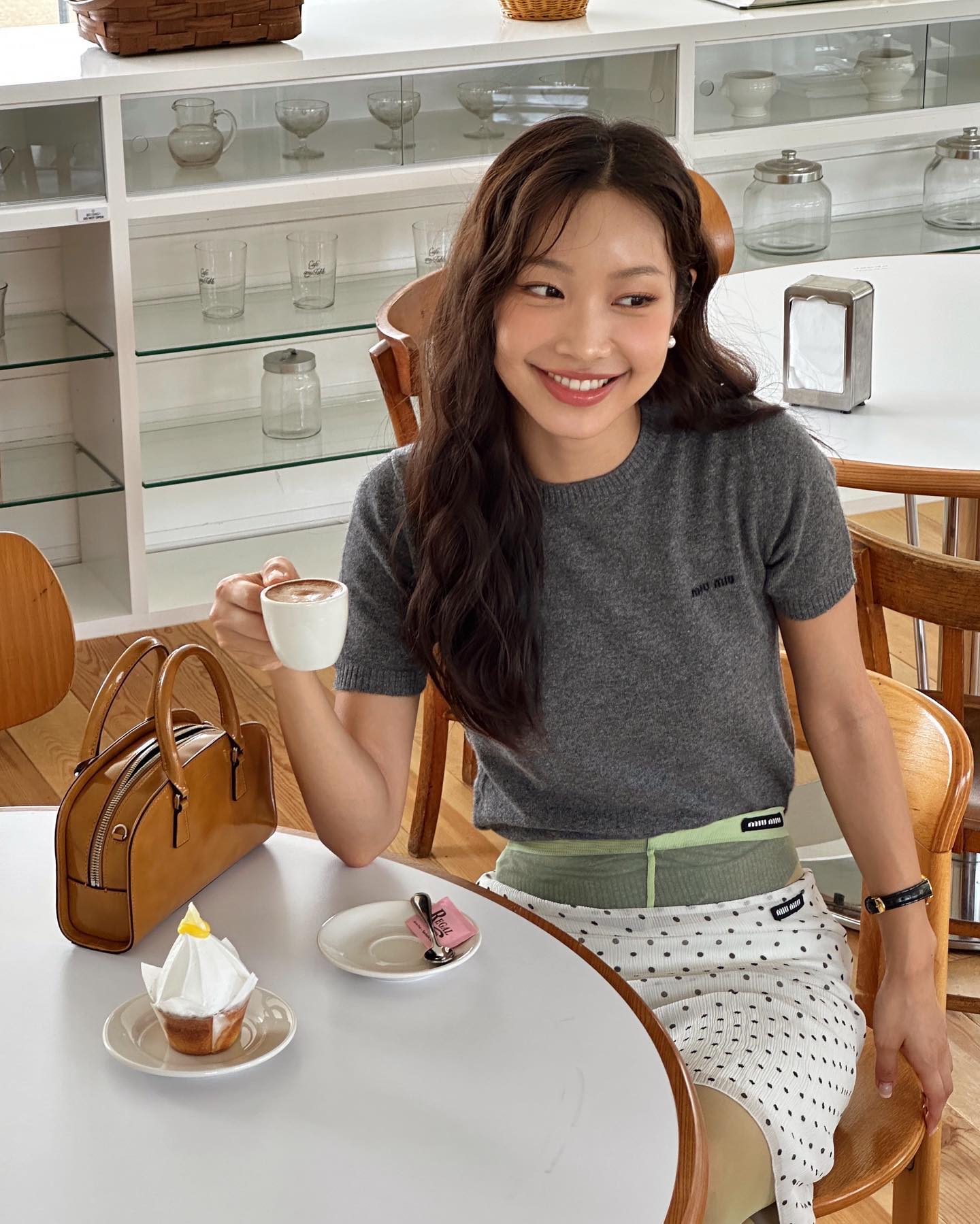 又到了最适合穿衣打扮的天气!来学习韩国女生的文艺早秋穿搭