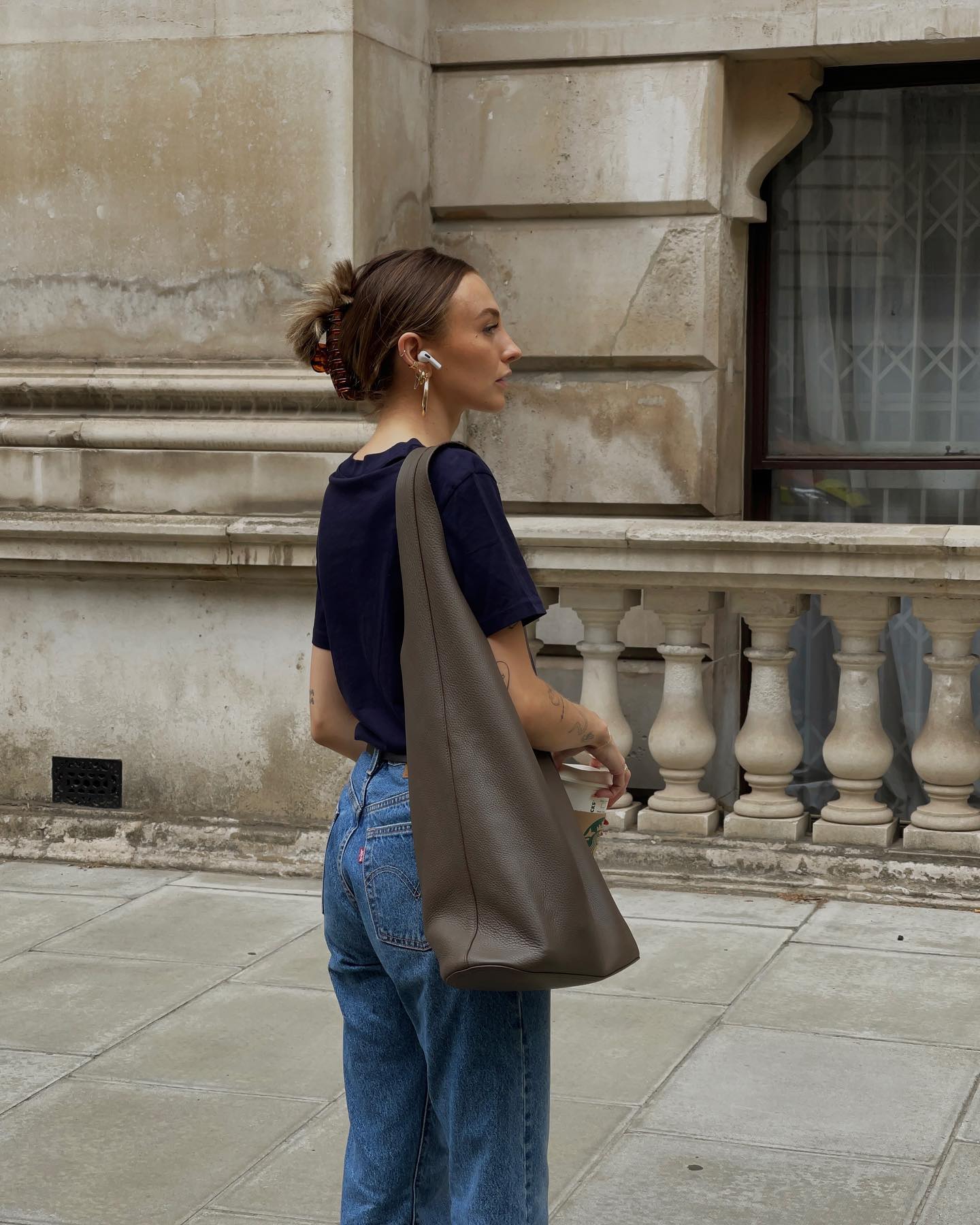 遛个狗也穿得率性好看,来看伦敦女生Chloe Hayward 的日常穿搭