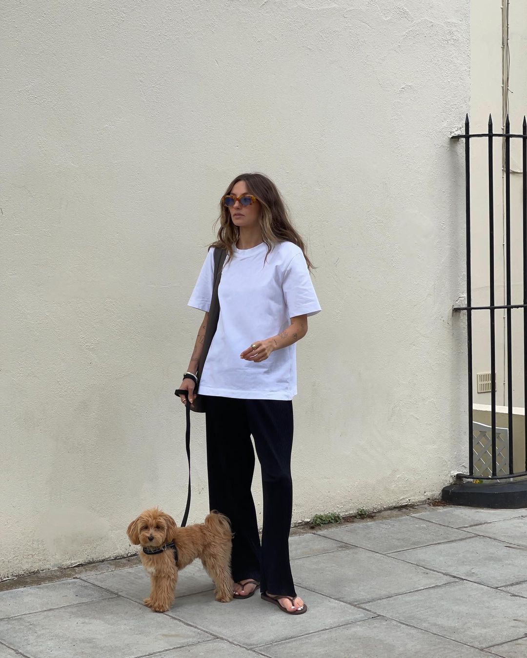 遛个狗也穿得率性好看,来看伦敦女生Chloe Hayward 的日常穿搭
