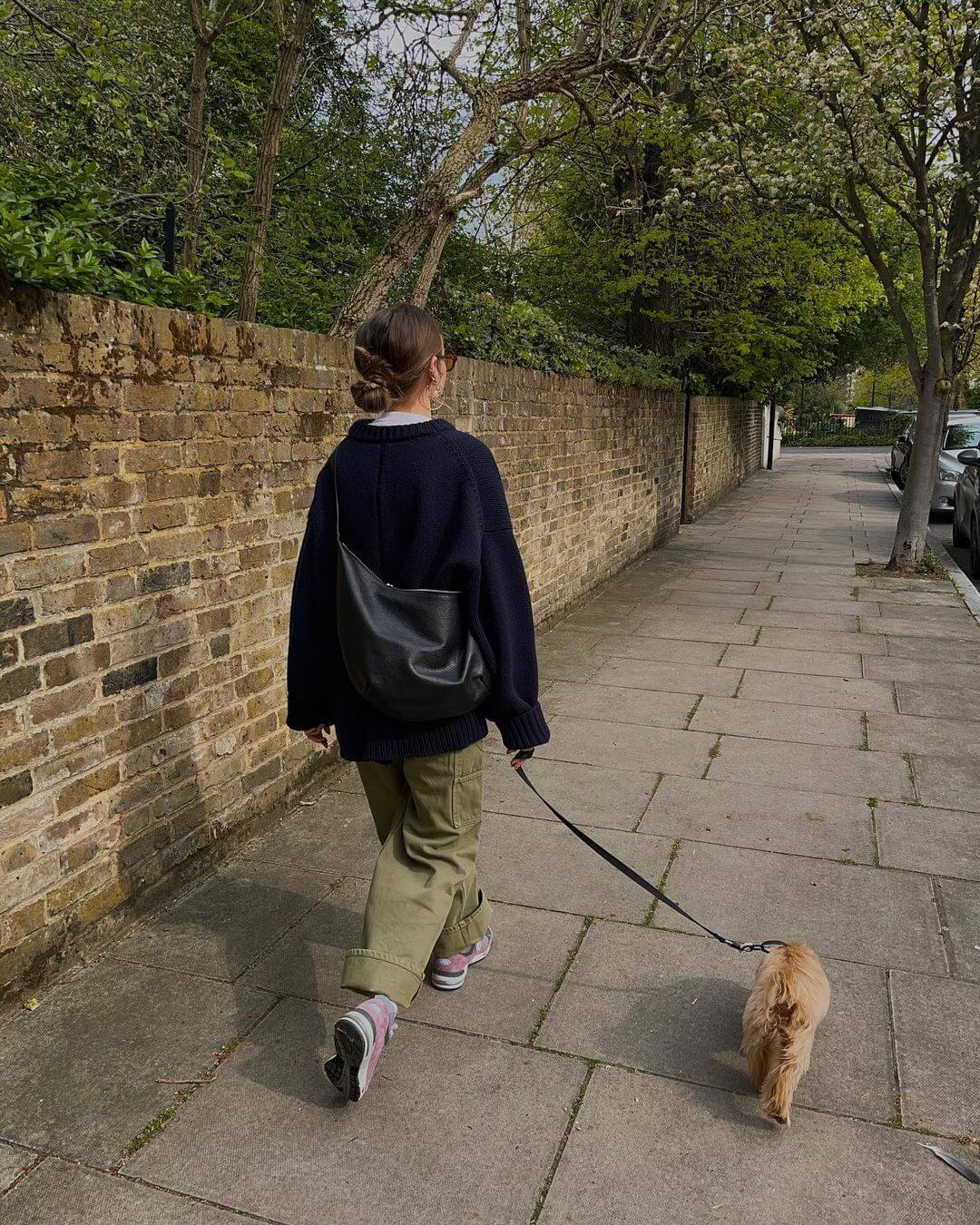 遛个狗也穿得率性好看,来看伦敦女生Chloe Hayward 的日常穿搭