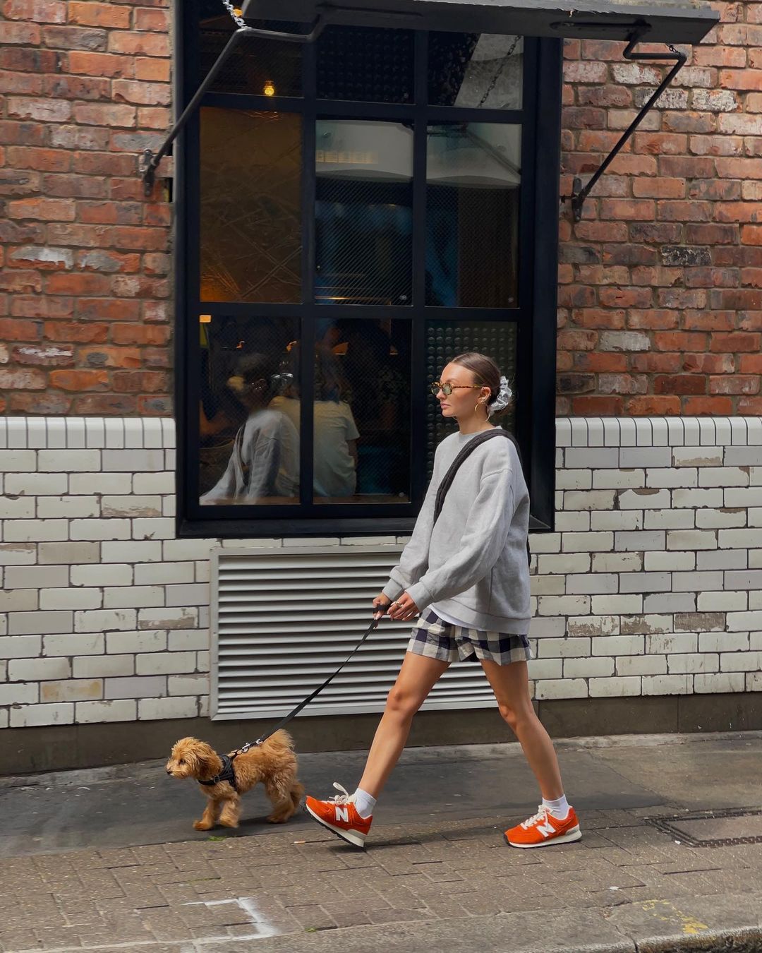 遛个狗也穿得率性好看,来看伦敦女生Chloe Hayward 的日常穿搭