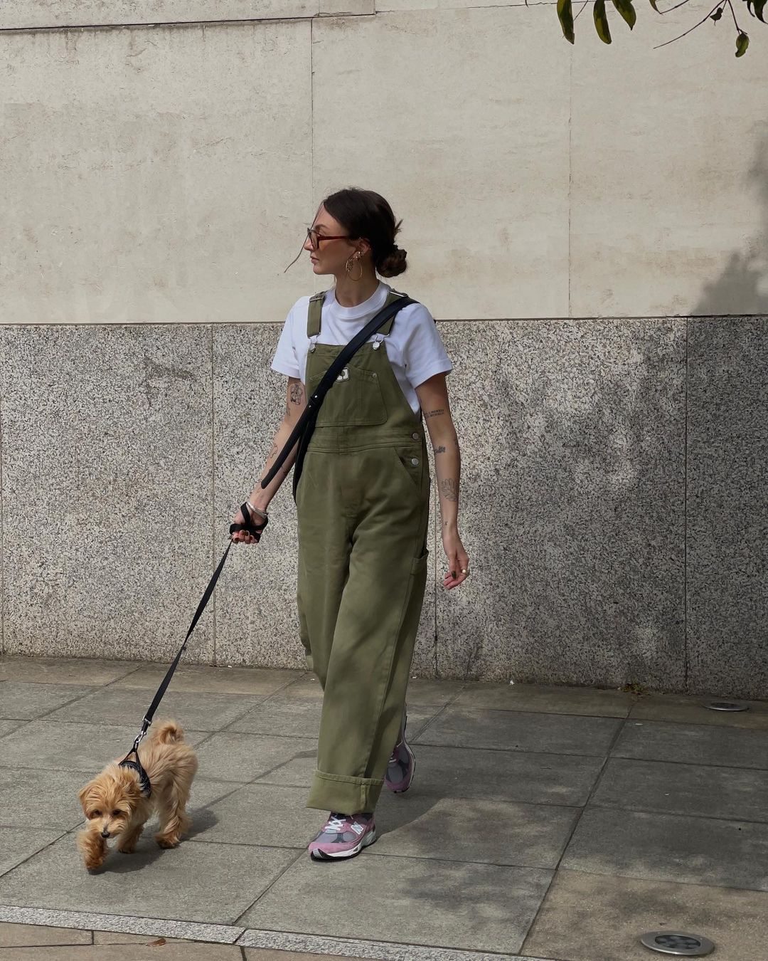 遛个狗也穿得率性好看,来看伦敦女生Chloe Hayward 的日常穿搭