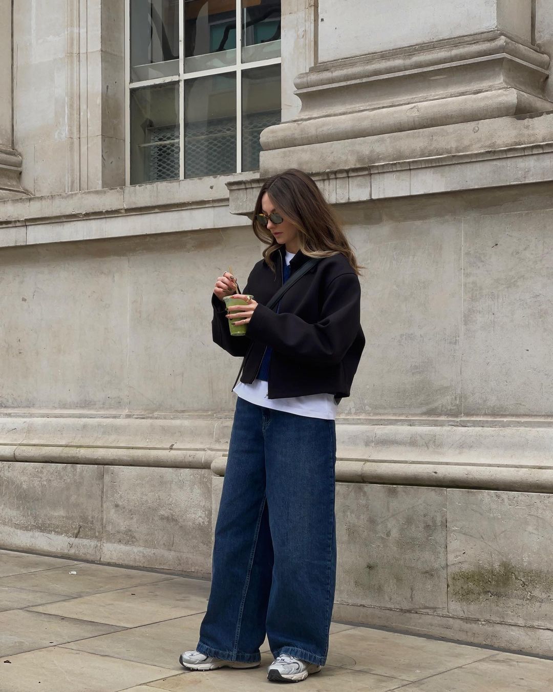 遛个狗也穿得率性好看,来看伦敦女生Chloe Hayward 的日常穿搭