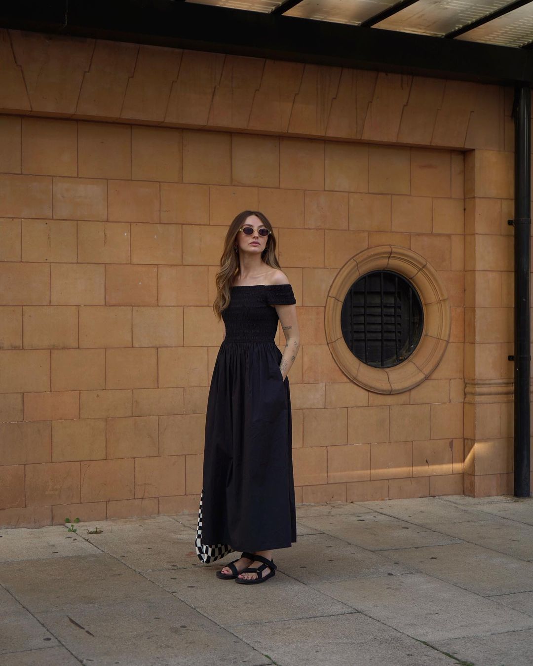 遛个狗也穿得率性好看，来看伦敦女生Chloe Hayward 的日常穿搭