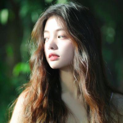 趴玻璃上做鬼脸给别人看 调皮的儿子太可爱了