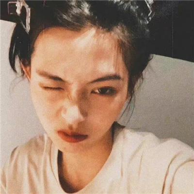 趴玻璃上做鬼脸给别人看 调皮的儿子太可爱了