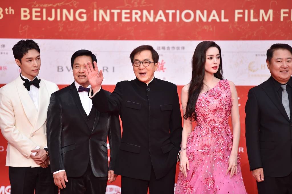 古力娜扎晒新剧婚纱靓图！雪肤玉貌美得令人窒息-6