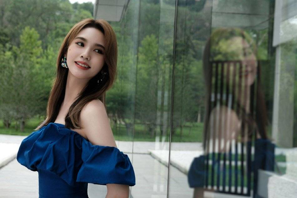 杨丞琳穿抹胸衣裤露出美背！蓝色抹胸衣裙气质满满-5