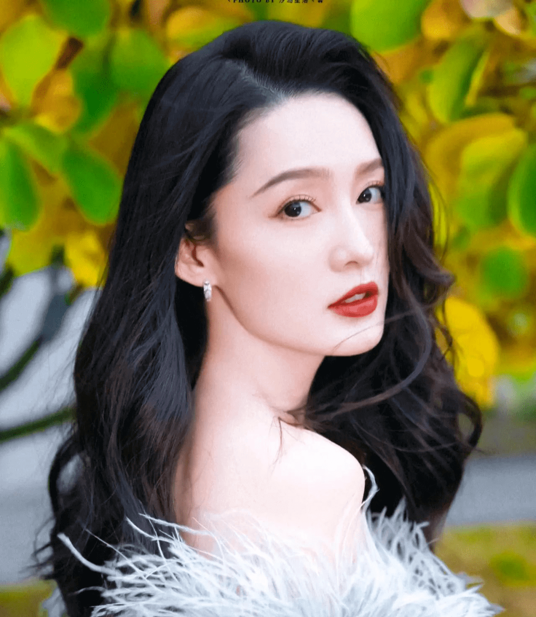 33岁李沁迎来生日！长相清纯的她每张照片都很惊艳-2