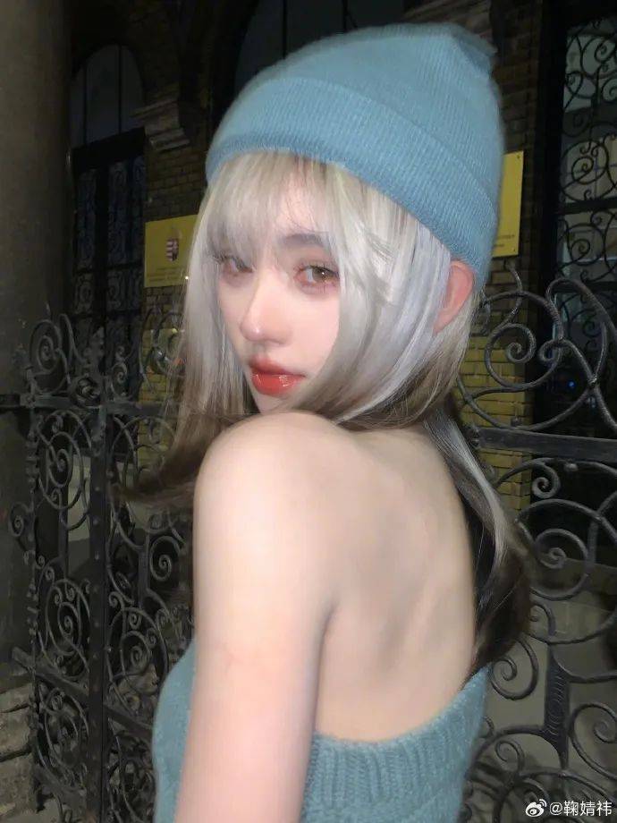 鞠婧祎银棕色拼接发露白嫩美背！雪肤娇嫩性感撩人-2