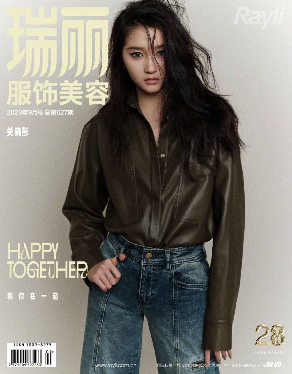 关晓彤时尚杂志写真大秀长腿，黑色皮夹克又酷又飒！-14