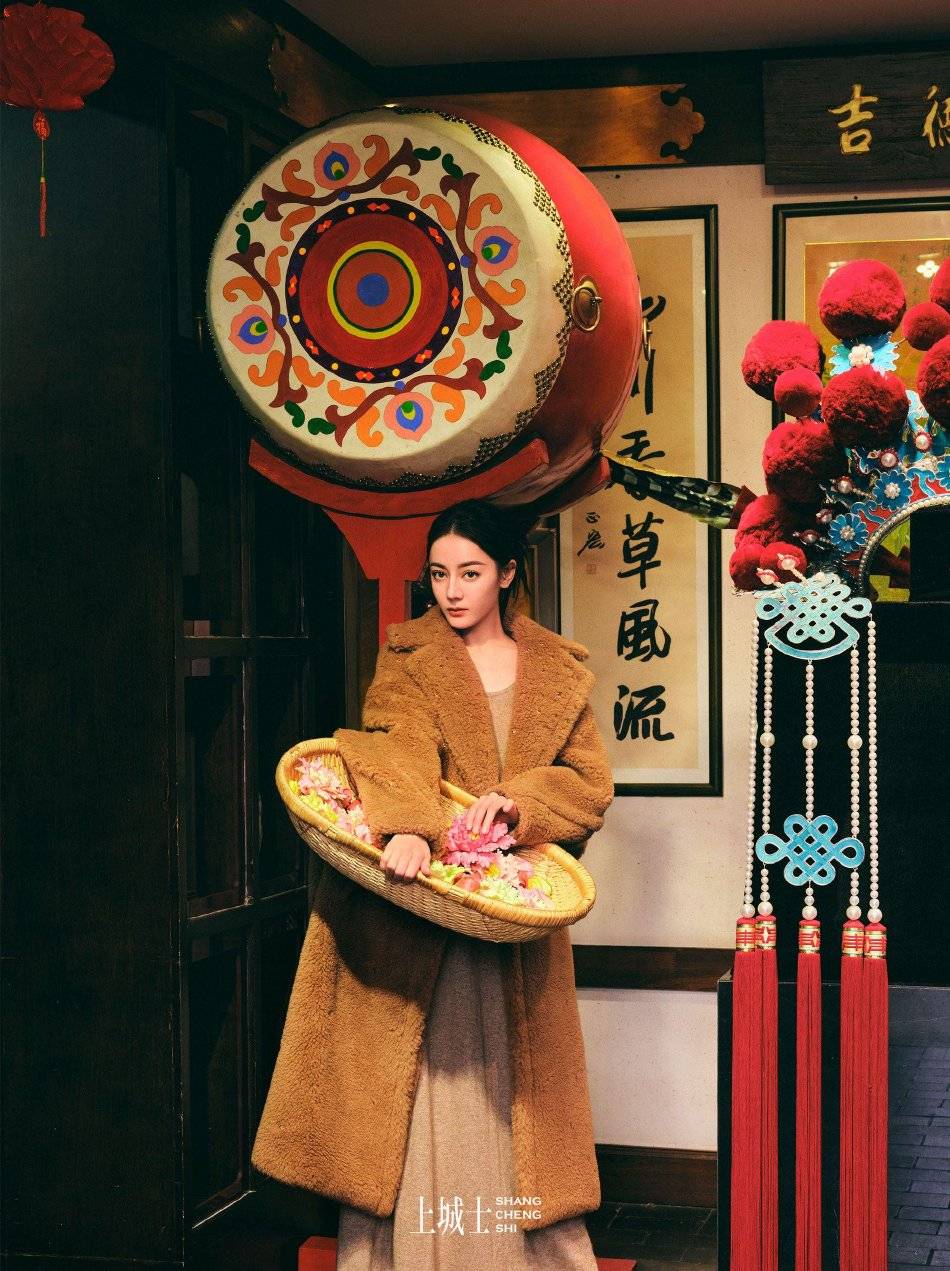 迪丽热巴游西安古城超靓！异域风情高挑身材美得让人窒息