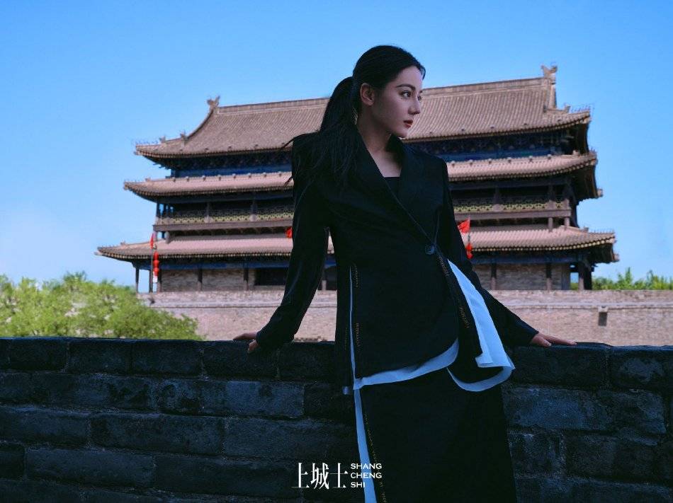 迪丽热巴游西安古城超靓！异域风情高挑身材美得让人窒息