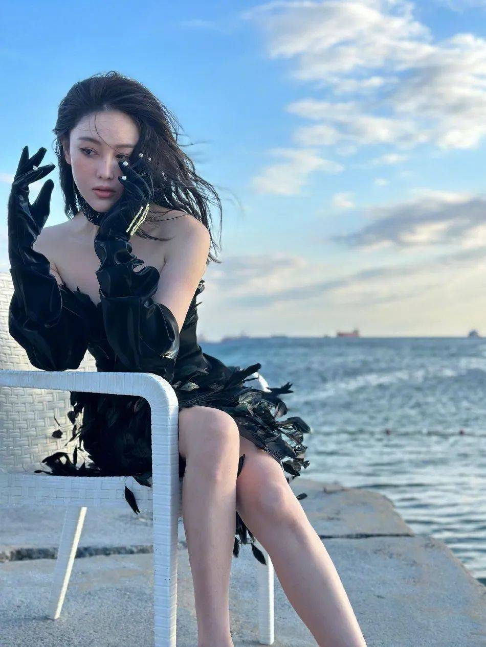 张馨予穿透视装大秀白嫩双腿！魔鬼身材性感火辣-4