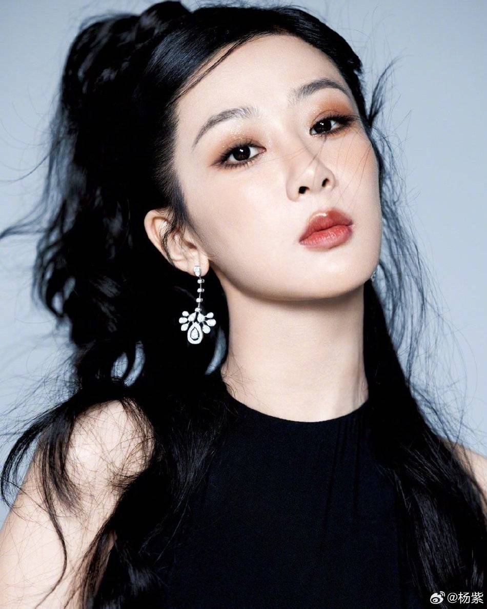 杨紫穿黑色露背裙大秀白皙肌肤!雪肤玉貌太性感撩人-3 杨紫穿黑色露背裙大秀白皙肌肤!雪肤玉貌太性感撩人