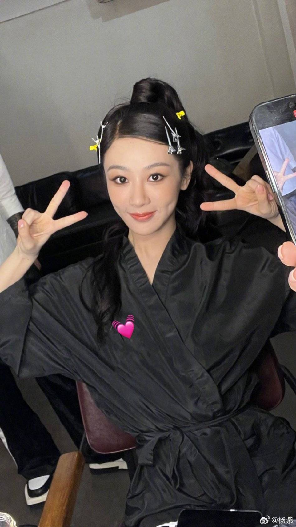 杨紫穿黑色露背裙大秀白皙肌肤!雪肤玉貌太性感撩人-4 杨紫穿黑色露背裙大秀白皙肌肤!雪肤玉貌太性感撩人