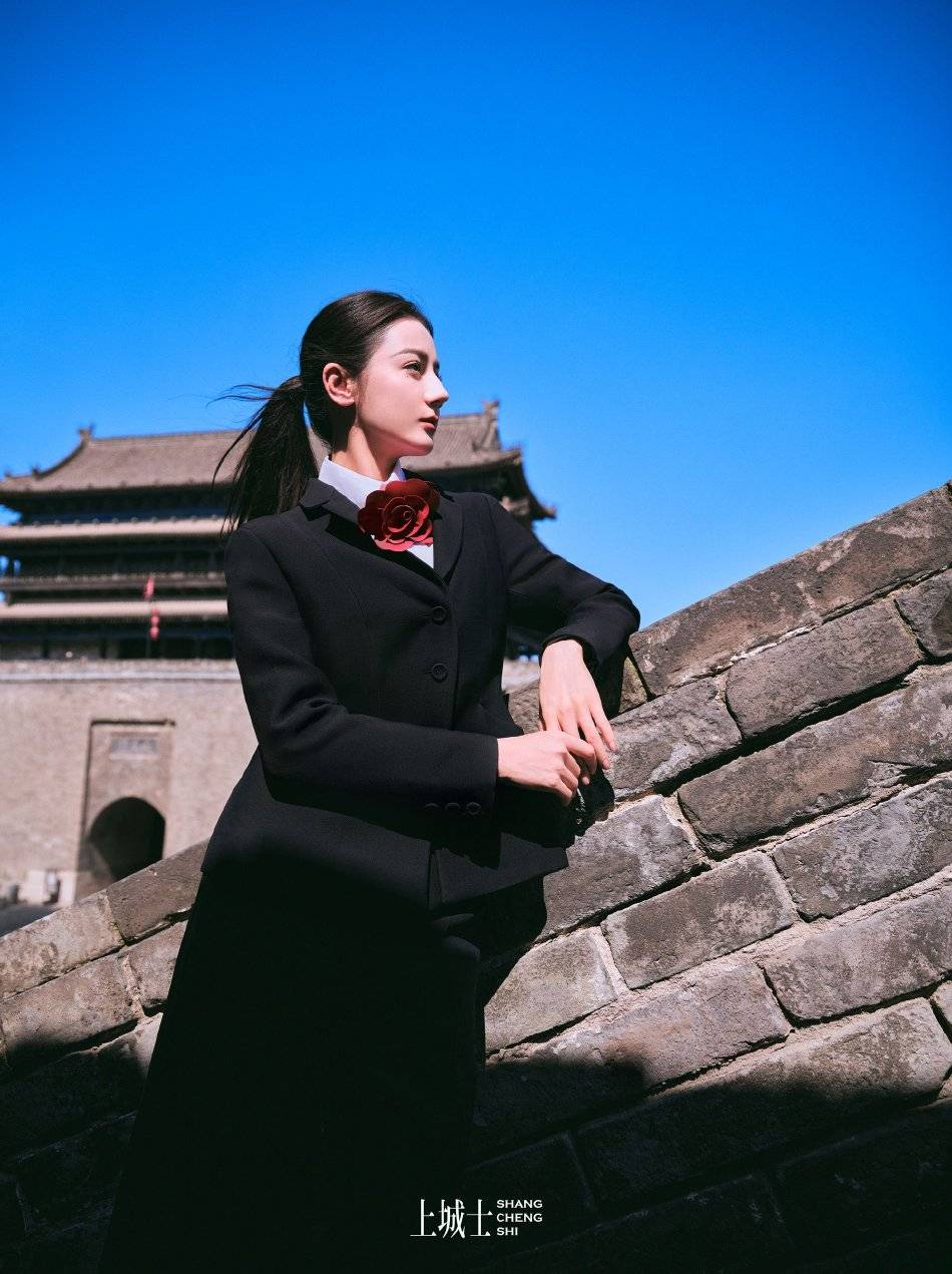 迪丽热巴游西安古城超靓！异域风情高挑身材美得让人窒息