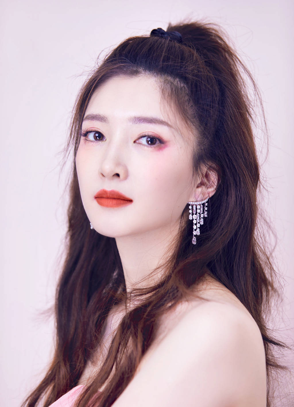 江疏影写真露出事业线！她肤白貌美大长腿性感撩人-8