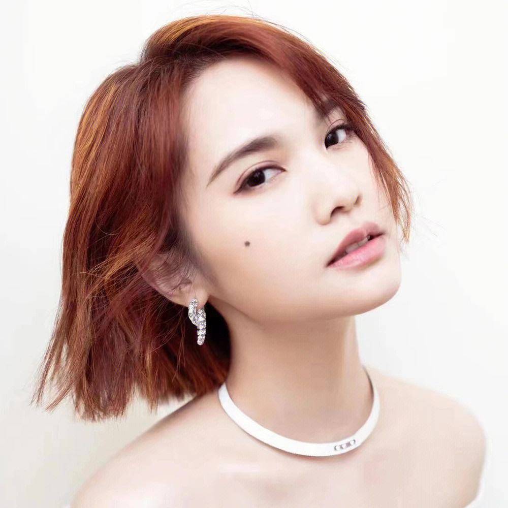 杨丞琳穿抹胸衣裤露出美背！蓝色抹胸衣裙气质满满-2