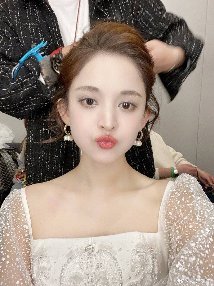 古力娜扎晒新剧婚纱靓图！雪肤玉貌美得令人窒息-1