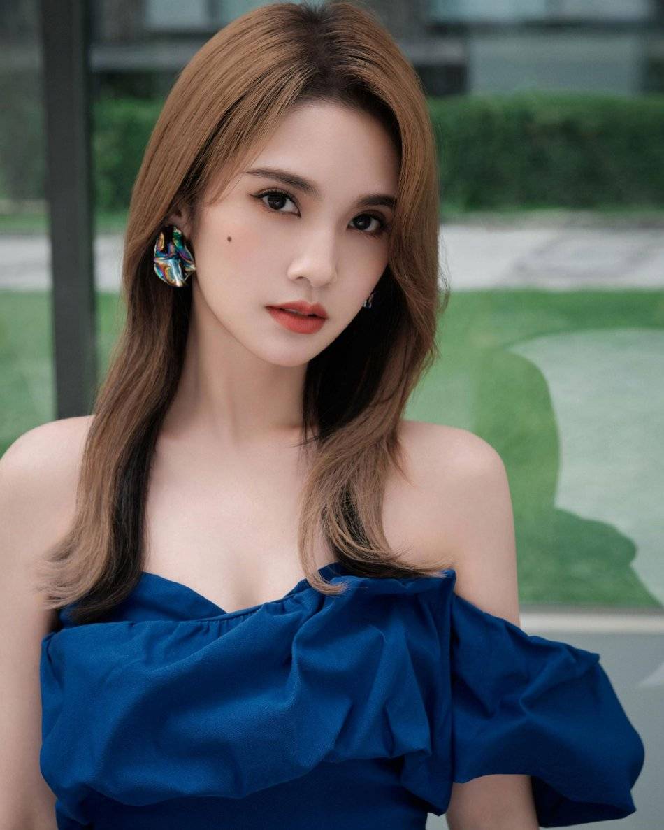 杨丞琳穿抹胸衣裤露出美背！蓝色抹胸衣裙气质满满-1