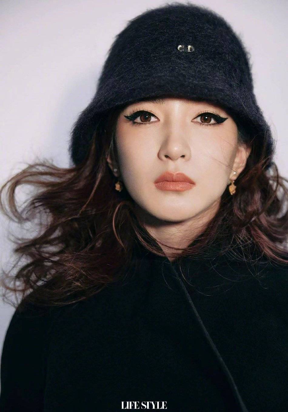 江疏影写真露出事业线！她肤白貌美大长腿性感撩人-7