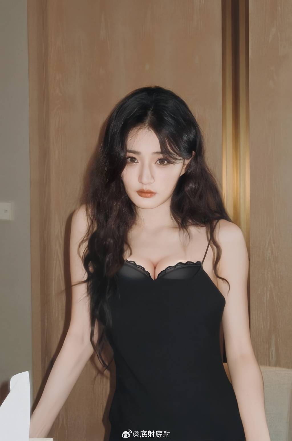 “闪光少女”徐璐写真露出事业线！魔鬼身材性感火辣-4