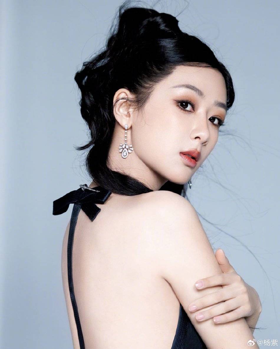 杨紫穿黑色露背裙大秀白皙肌肤!雪肤玉貌太性感撩人-1 杨紫穿黑色露背裙大秀白皙肌肤!雪肤玉貌太性感撩人