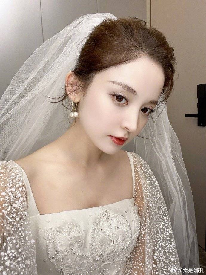 古力娜扎晒新剧婚纱靓图！雪肤玉貌美得令人窒息-2