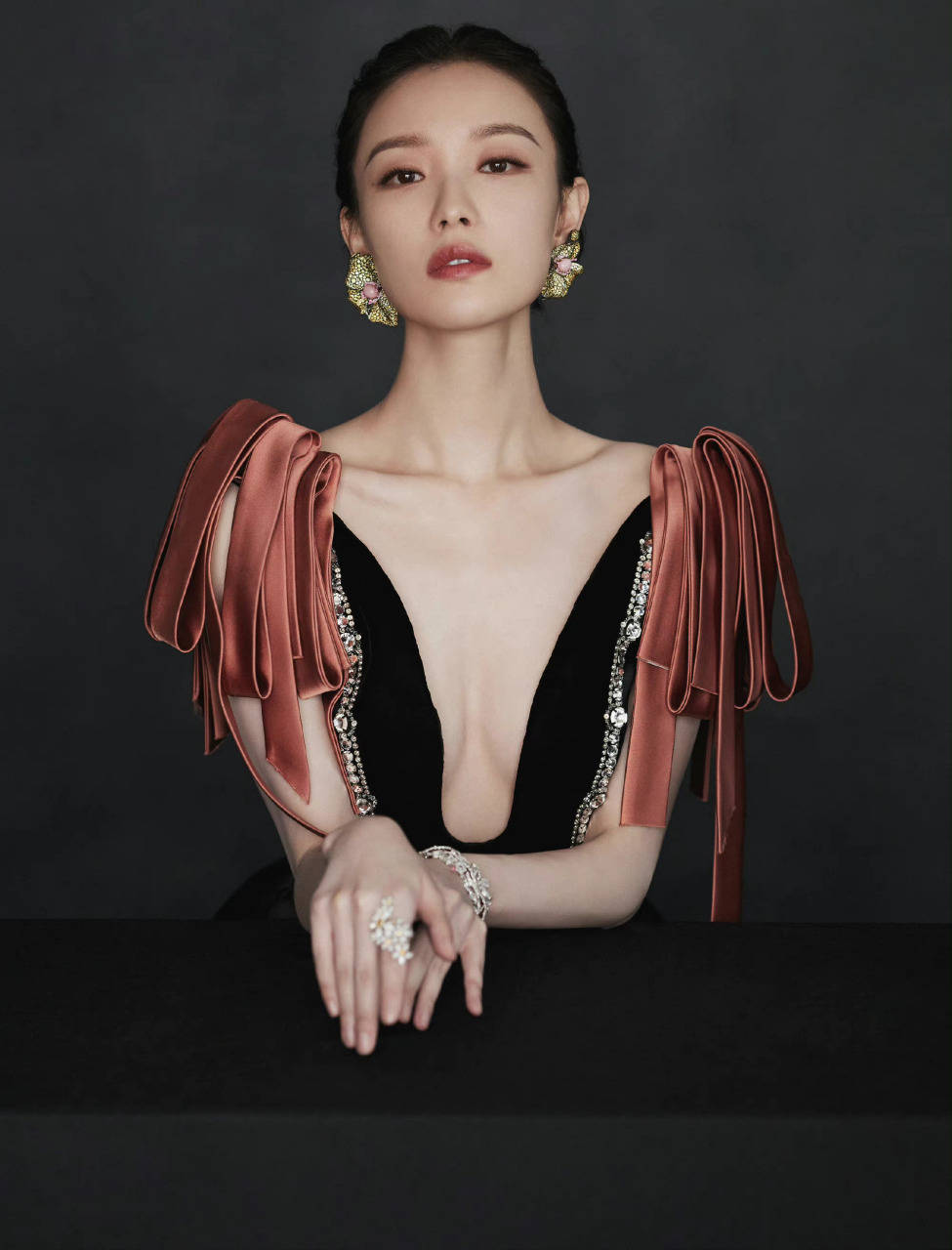 倪妮各类造型惊艳大秀事业线!谋女郎魔鬼身材性感火辣-7 倪妮各类造型惊艳大秀事业线!谋女郎魔鬼身材性感火辣