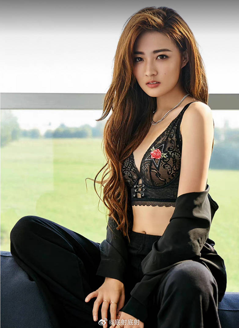 “闪光少女”徐璐写真露出事业线！魔鬼身材性感火辣-3