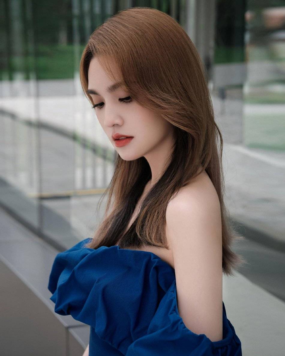 杨丞琳穿抹胸衣裤露出美背！蓝色抹胸衣裙气质满满-3
