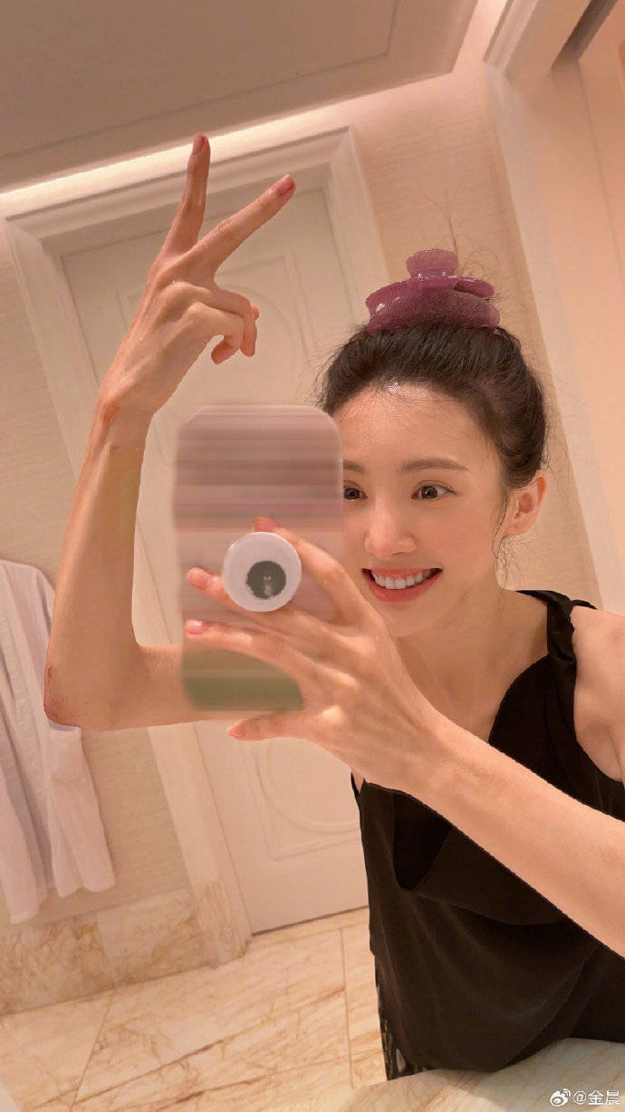 金晨代言三星手机写真露白嫩美背！曼妙身材性感撩人-5