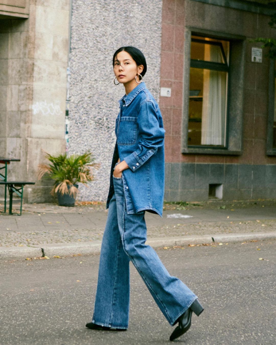 一整套直接穿上,时髦没话说:明星、时尚潮人都在穿牛仔套装