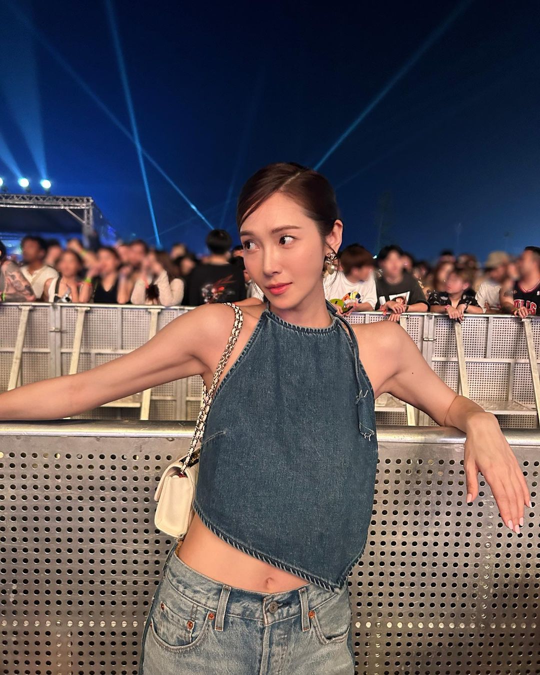 一整套直接穿上,时髦没话说:明星、时尚潮人都在穿牛仔套装