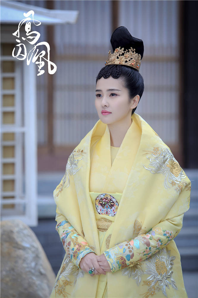 白鹿写真风情万种性感撩人！她肤白貌美大长腿太惊艳了-3