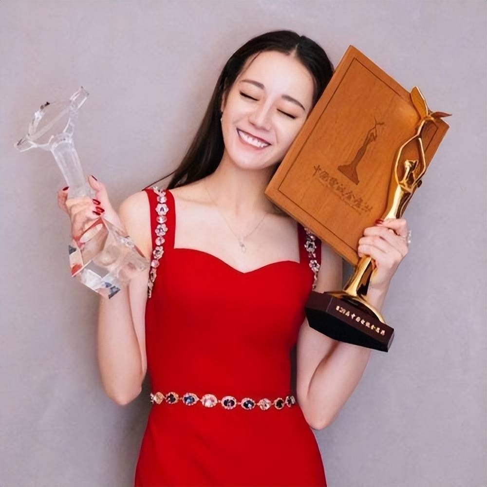 迪丽热巴如公主翩然起舞仙气飘逸！她肤白貌美大长腿性感撩人-3
