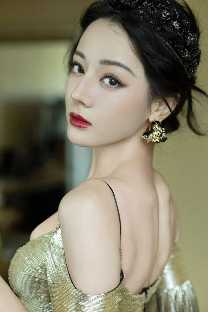 迪丽热巴美图大秀事业线和美背！魔鬼身材太性感撩人-5