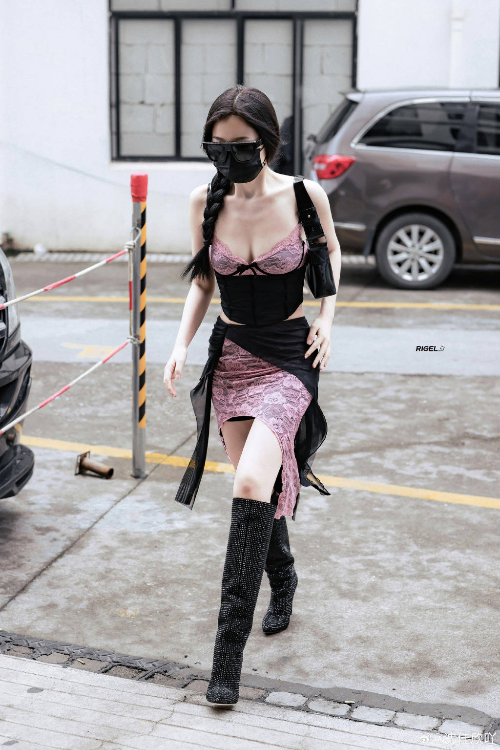 虞书欣靓丽写真露出事业线小蛮腰！魔鬼身材性感火辣-7