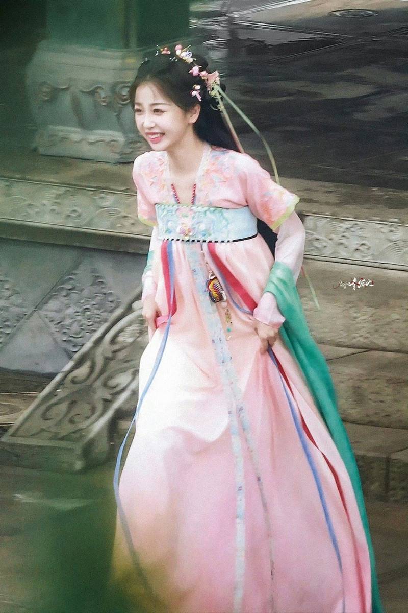 虞书欣粉色古装飘逸灵动！她是白富美魔鬼身材性感撩人-5