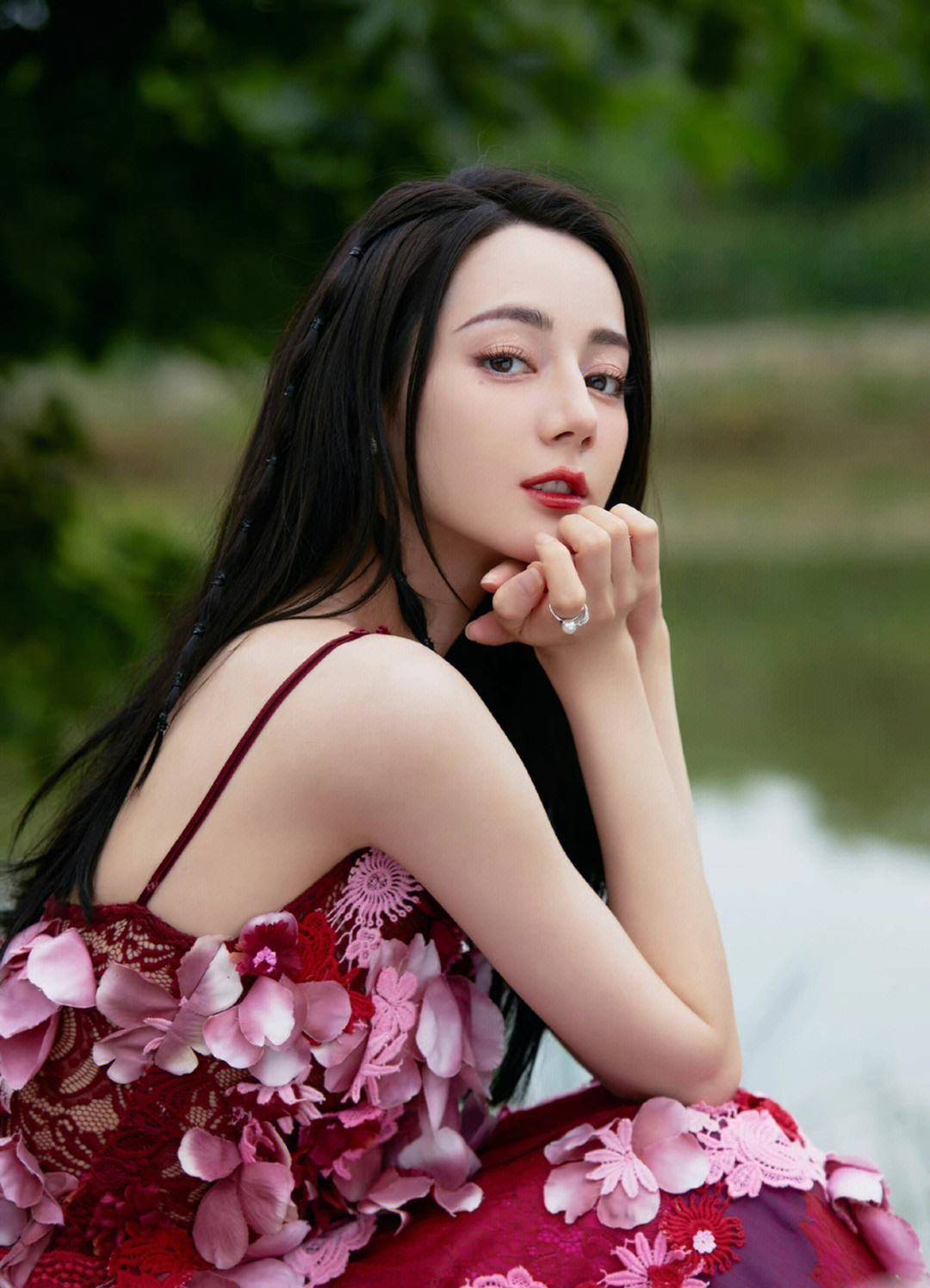 迪丽热巴如公主翩然起舞仙气飘逸！她肤白貌美大长腿性感撩人-2