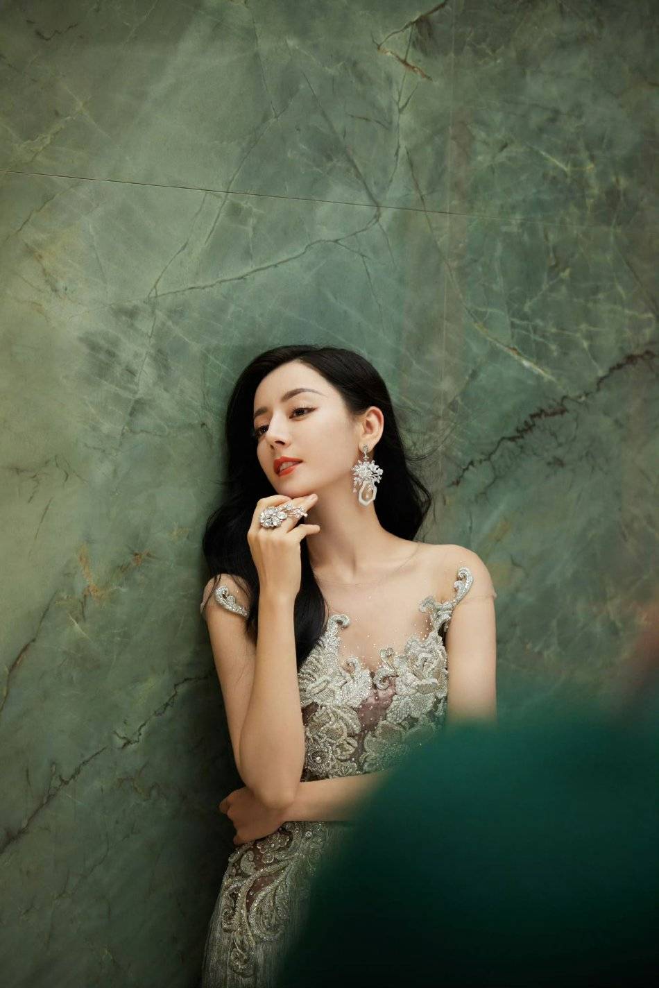 迪丽热巴如公主翩然起舞仙气飘逸！她肤白貌美大长腿性感撩人-9