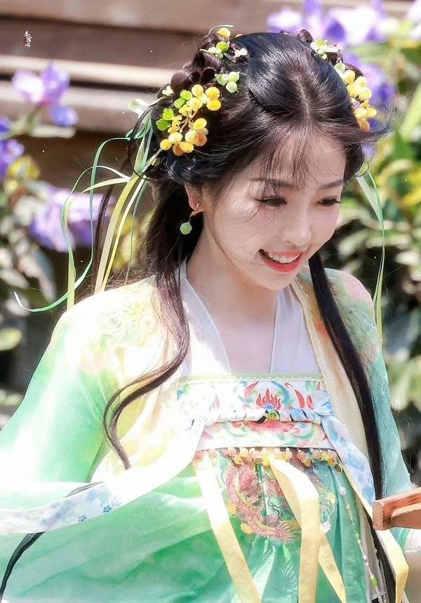 虞书欣粉色古装飘逸灵动！她是白富美魔鬼身材性感撩人-9
