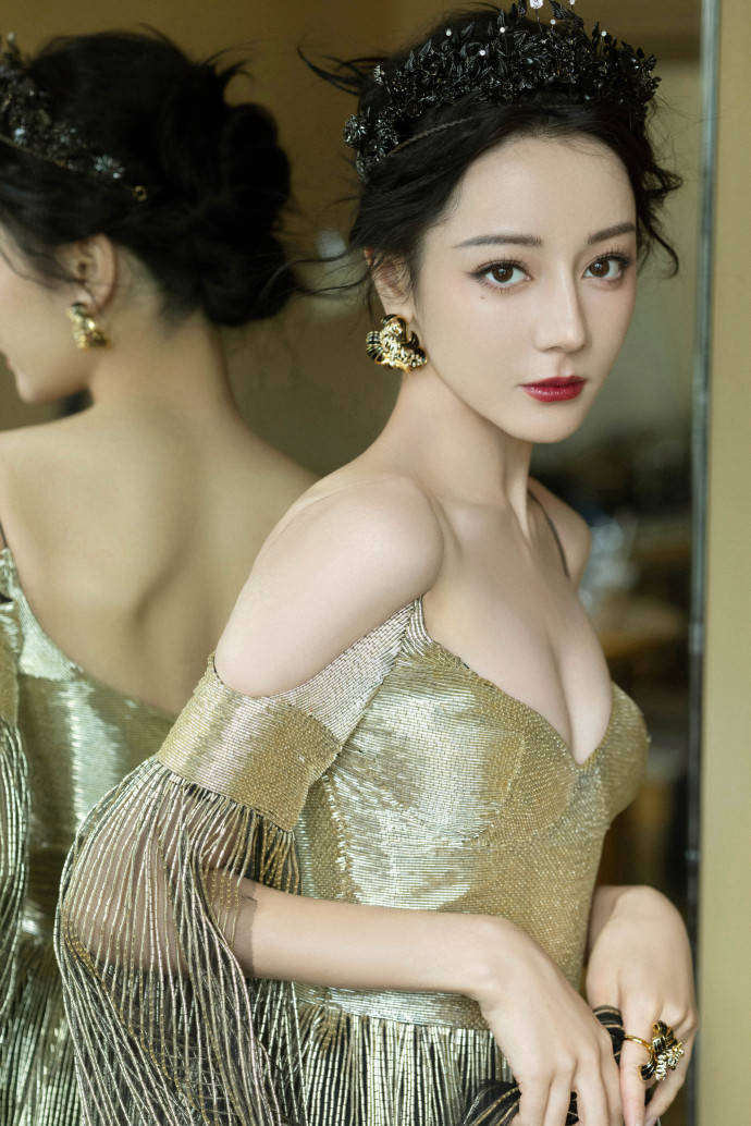 迪丽热巴美图大秀事业线和美背！魔鬼身材太性感撩人-7