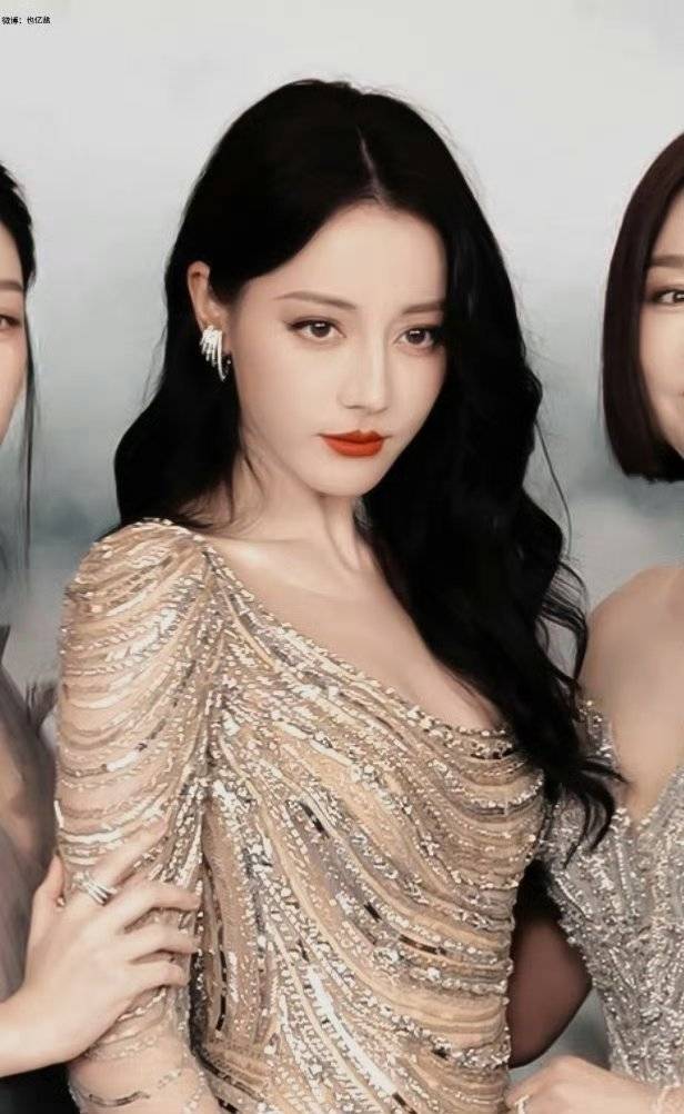 迪丽热巴如公主翩然起舞仙气飘逸！她肤白貌美大长腿性感撩人-1